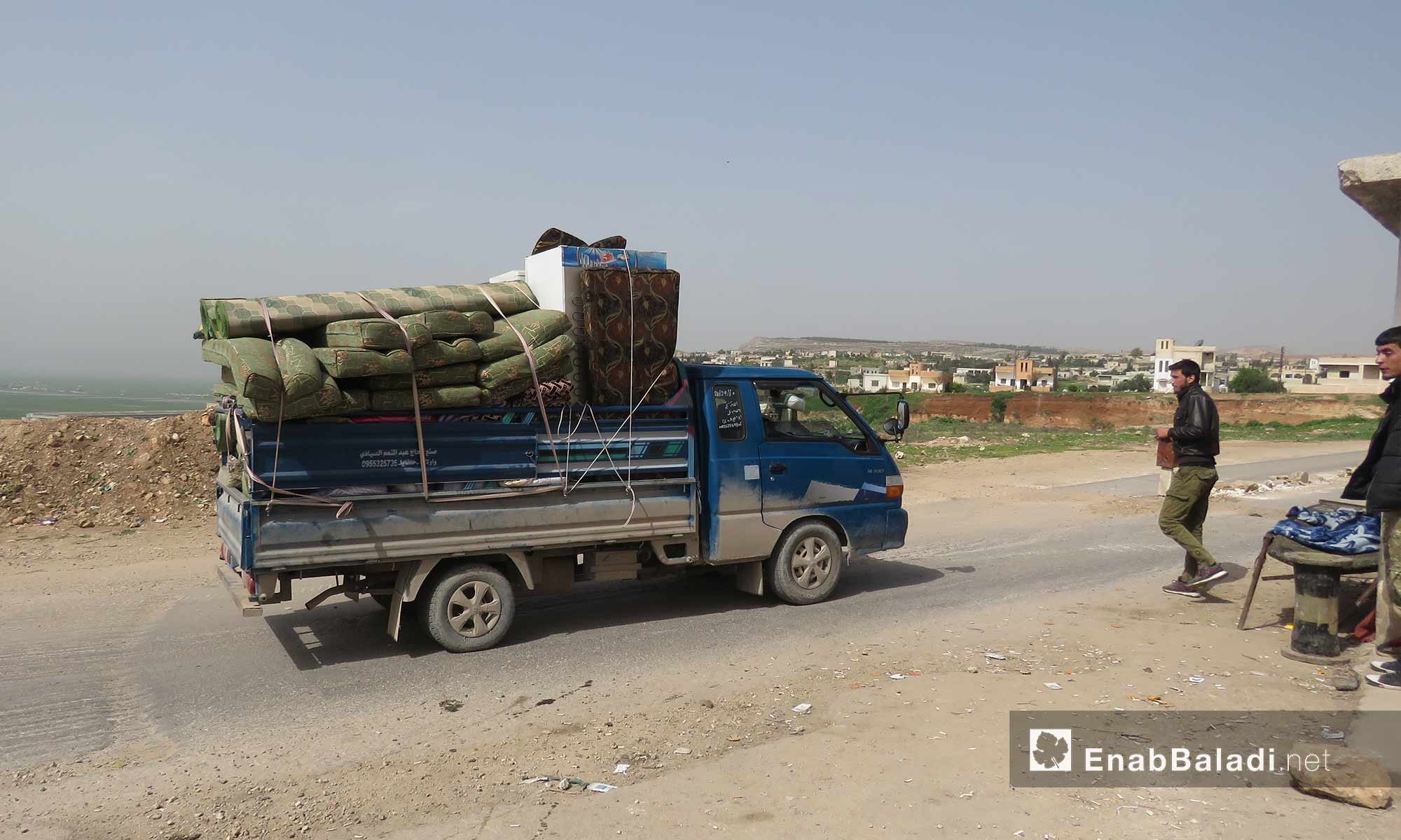 سيارة تحمل أثاثًا لعائلة نازحة من قلعة المضيق في ريف حماة الغربي - 5 آذار 2018 (عنب بلدي)