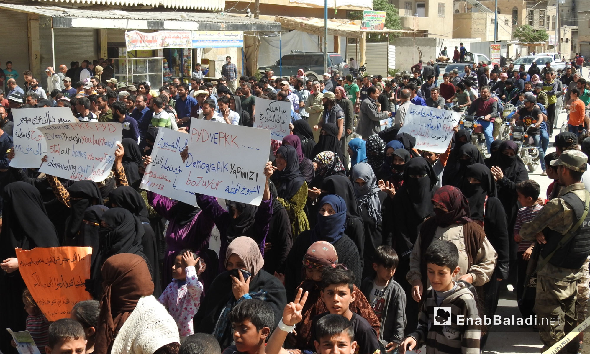 أهالي جرابلس يتظاهرون مطالبين بالتحرك نحو شرق الفرات - 6 من نيسان 2018 (عنب بلدي)