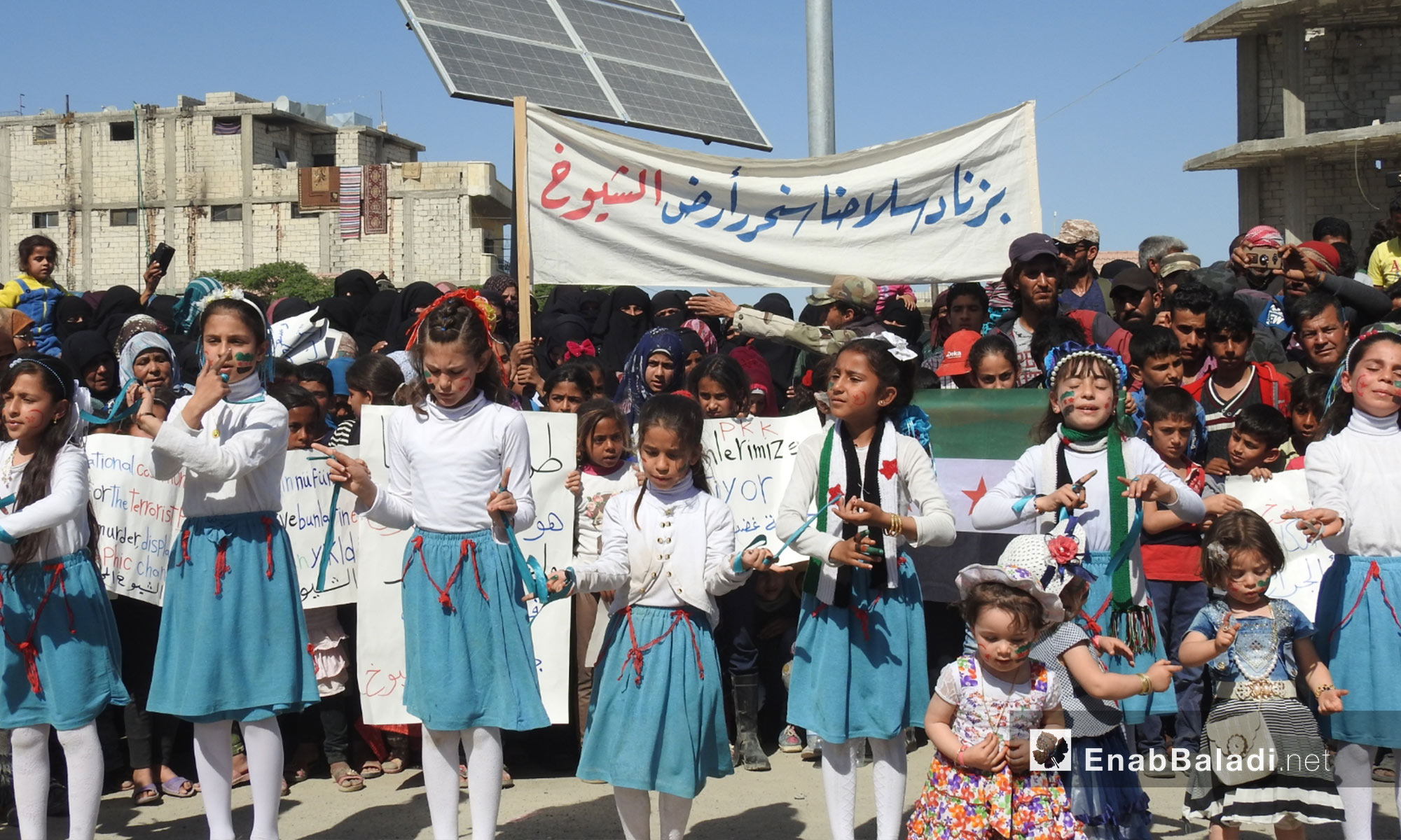 طفلات من جرابلس يؤدين عرضًا مسرحيًا خلال مظاهرات طالبت بالتحرك نحو شرق الفرات - 6 من نيسان 2018 (عنب بلدي)