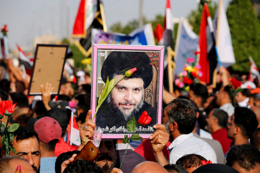 أنصار رجل الدين الشيعي العراقي مقتدى الصدر يحملون صورة له خلال إحدى التجمعات
