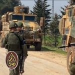 مسلحون في إدلب يهدون الأتراك و القوات الروسية بقطع رؤوسهم