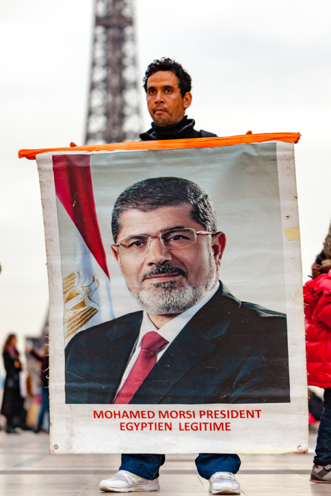 متظاهر يحمل صورة الرئيس محمد مرسي (Istock)